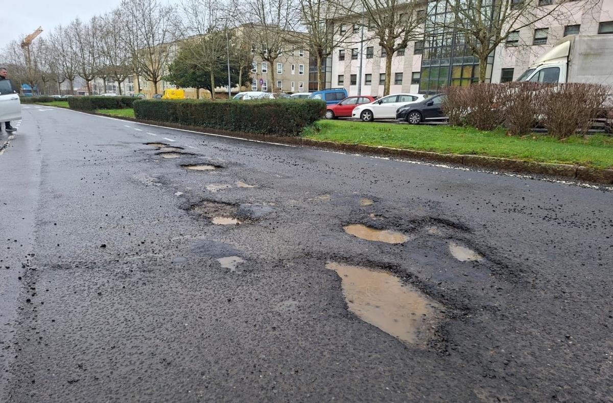 Sucesión de fochancas en la calle Roma, donde los conductores deben poner a prueba su pericia al volante para no pasar por encima de uno de ellos