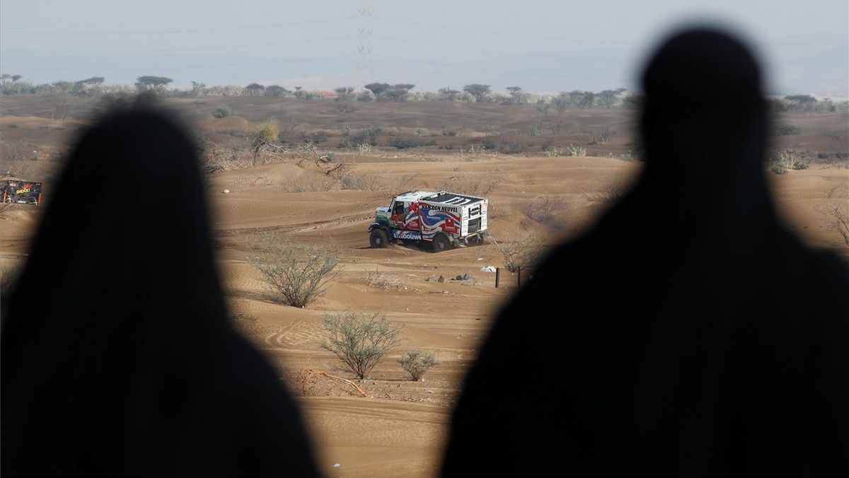 Dos lugareños asisten al shakedown delDakar en Jeddah este viernes.