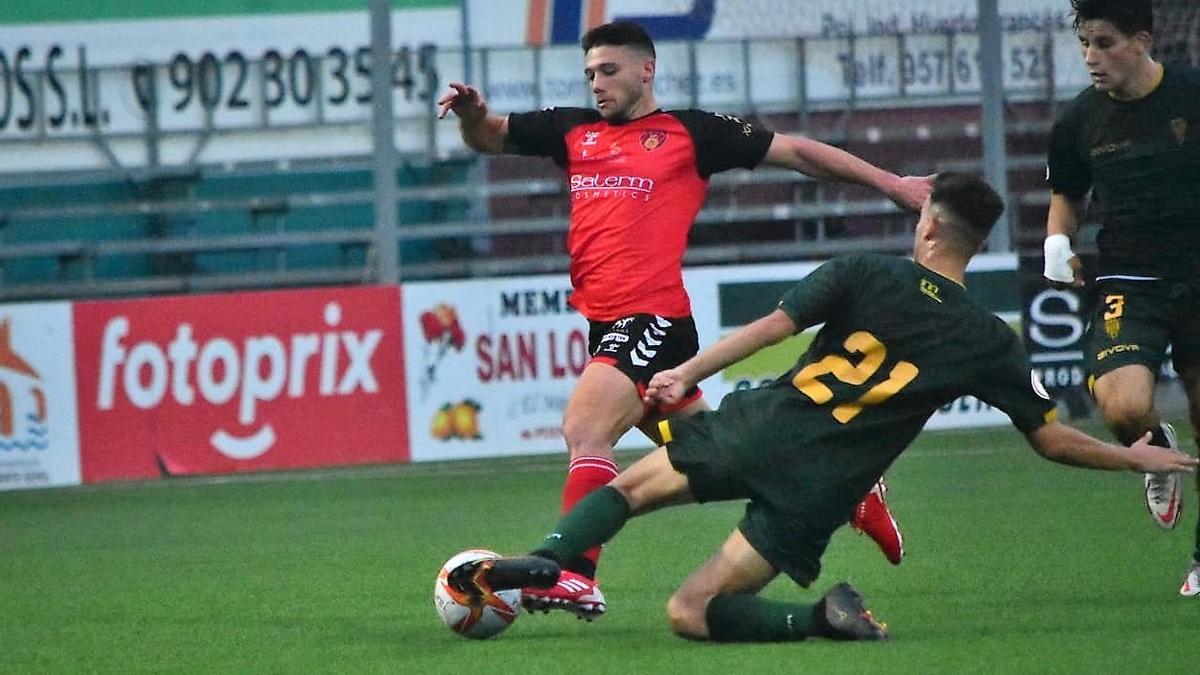 Lance del partido del Puente Genil ante el filial del Córdoba.