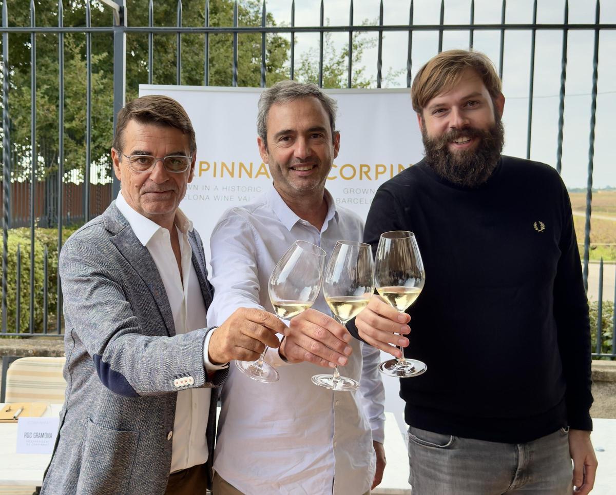 Xavier Nadal, a la izquierda; Pere Llopart, en el centro, y Roc Gramona, a la derecha, brindan tras la presentación de los resultados de la cosecha de Corpinnat de 2025.