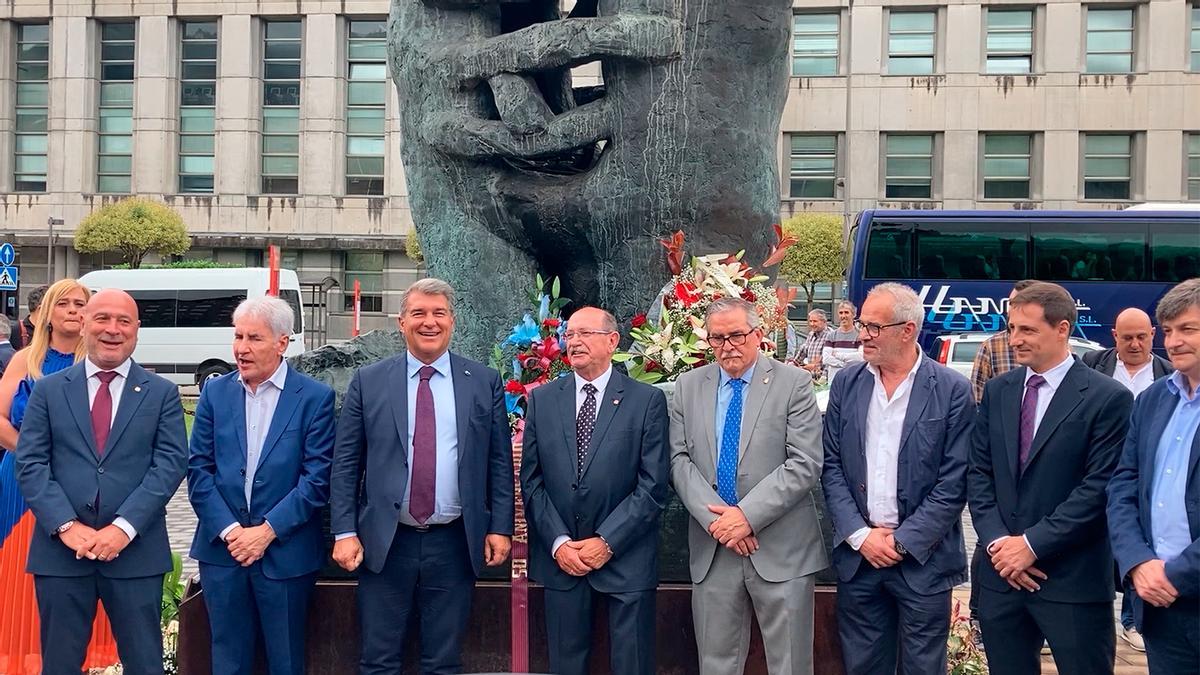 Joan Laporta canta el "Asturias, patria querida" en Mieres