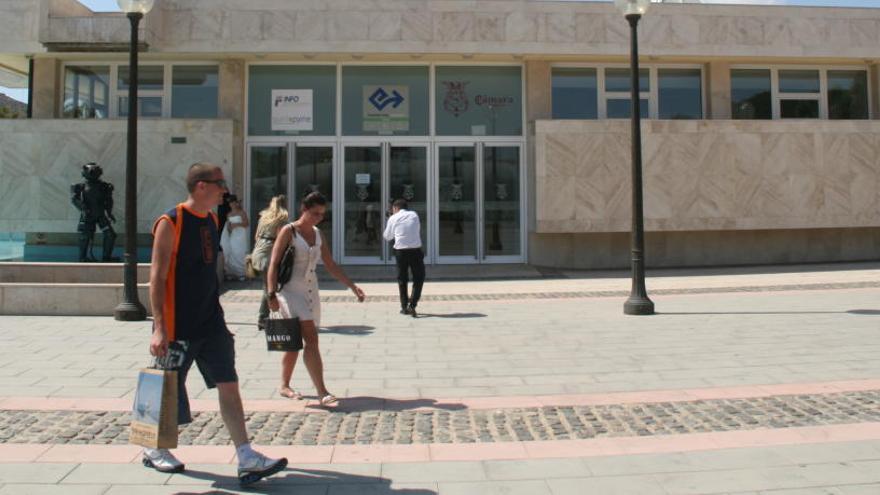 Unos turistas pasean por la puerta de la Cámara