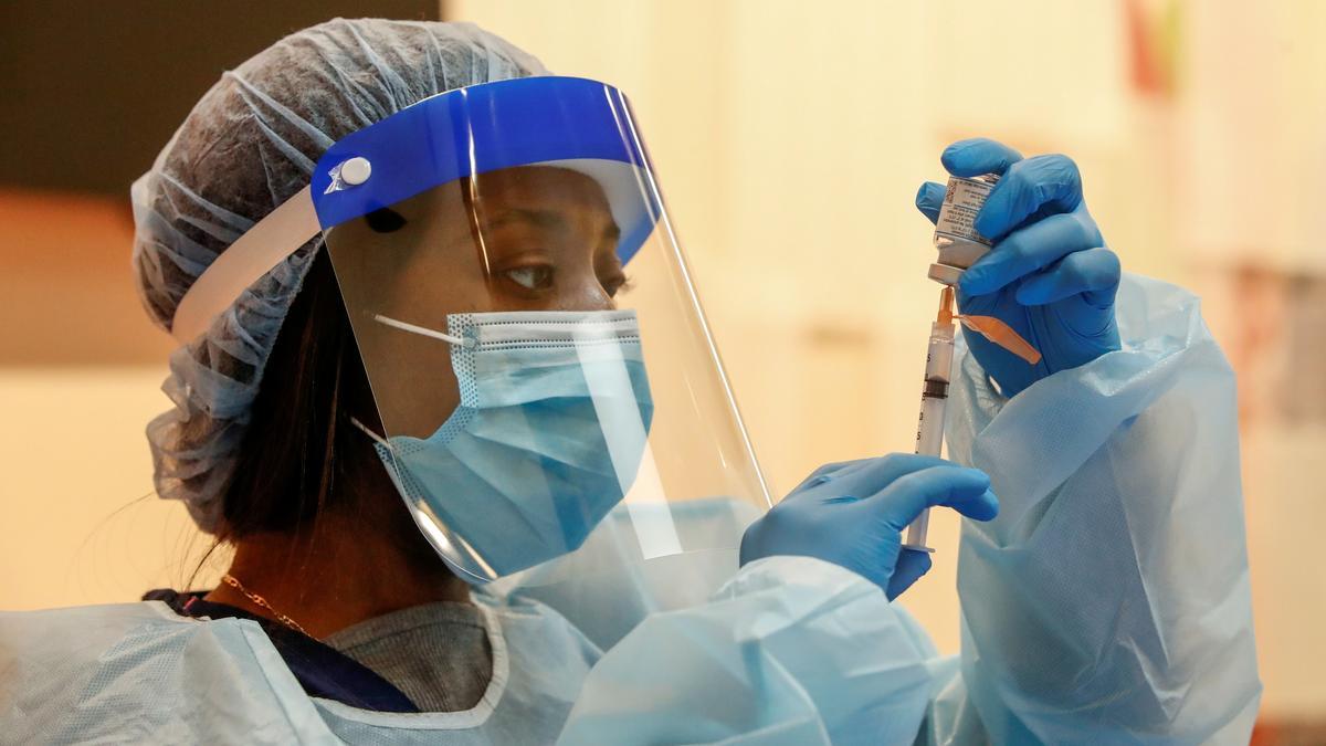 Una sanitaria estadounidense prepara una vacuna en un hospital de Chicago.