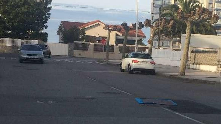 El socavón en la calle Marola, tapado con una chapa metálica.