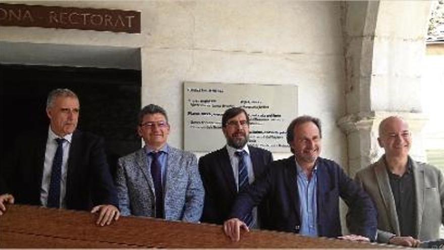 D&#039;esquerra a dreta: Juher, Vilanova, Pagès, Bonet i Quim Salvi, director de la Politècnica, ahir, al rectorat