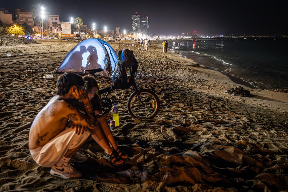 Barcelona 07/07/24 Barcelona. La gente busca refrescarse en el mar y dormir en la playa por las noches calurosas. AUTOR: MANU MITRU