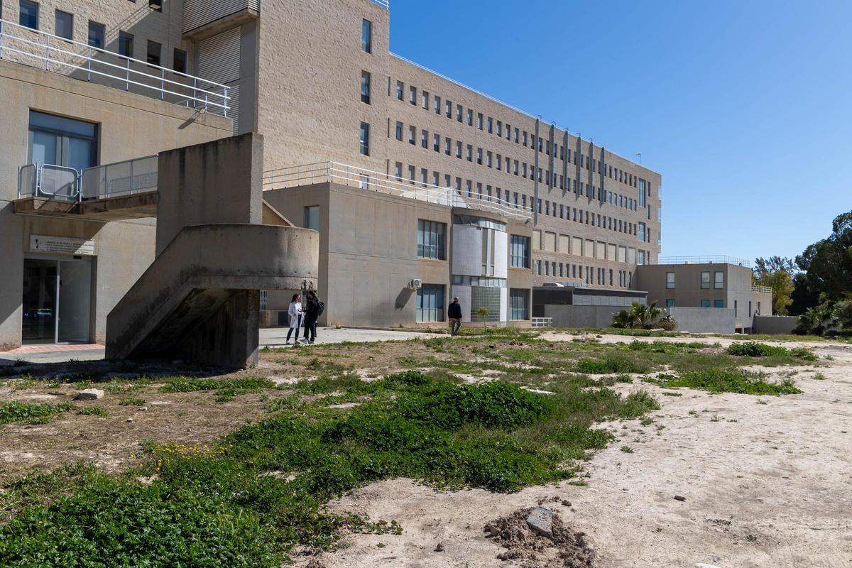 Espacio donde estaba previsto construir el nuevo centro de día de oncología del Hospital de Sant Joan