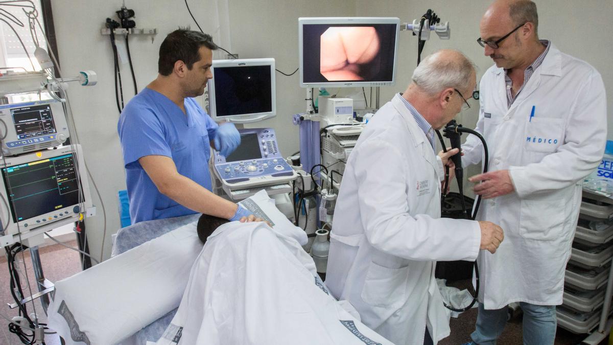 Médicos del Hospital General de Alicante observan una prueba de colon a un paciente