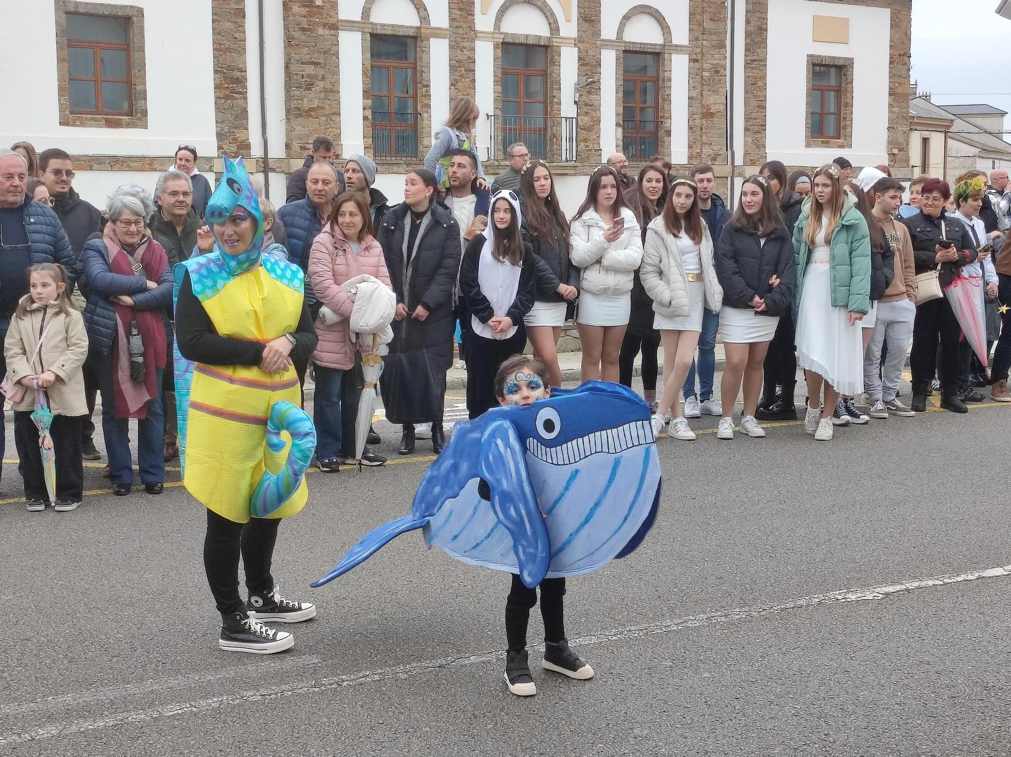 En imágenes: Las calles de Tapia se llenan para ver su vistoso desfile de Carnaval