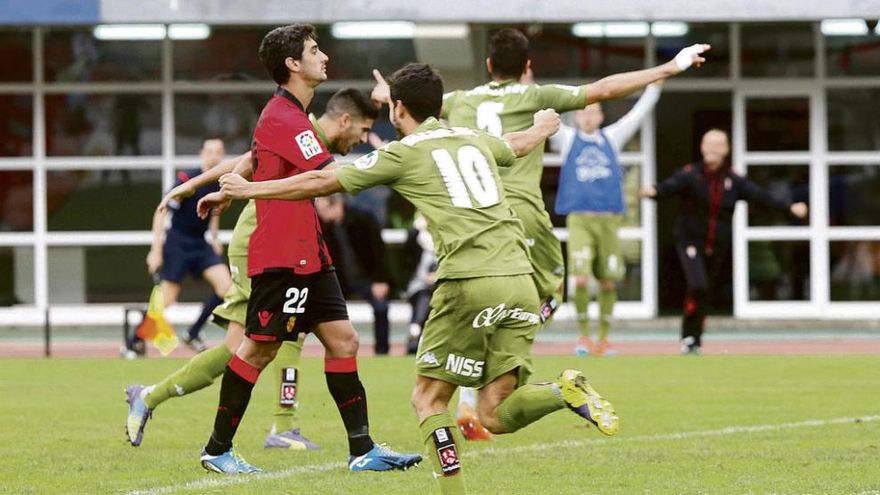 Bernardo, Carmona y Nacho Cases celebran el gol del colombiano ante la decepción de Cendrós.