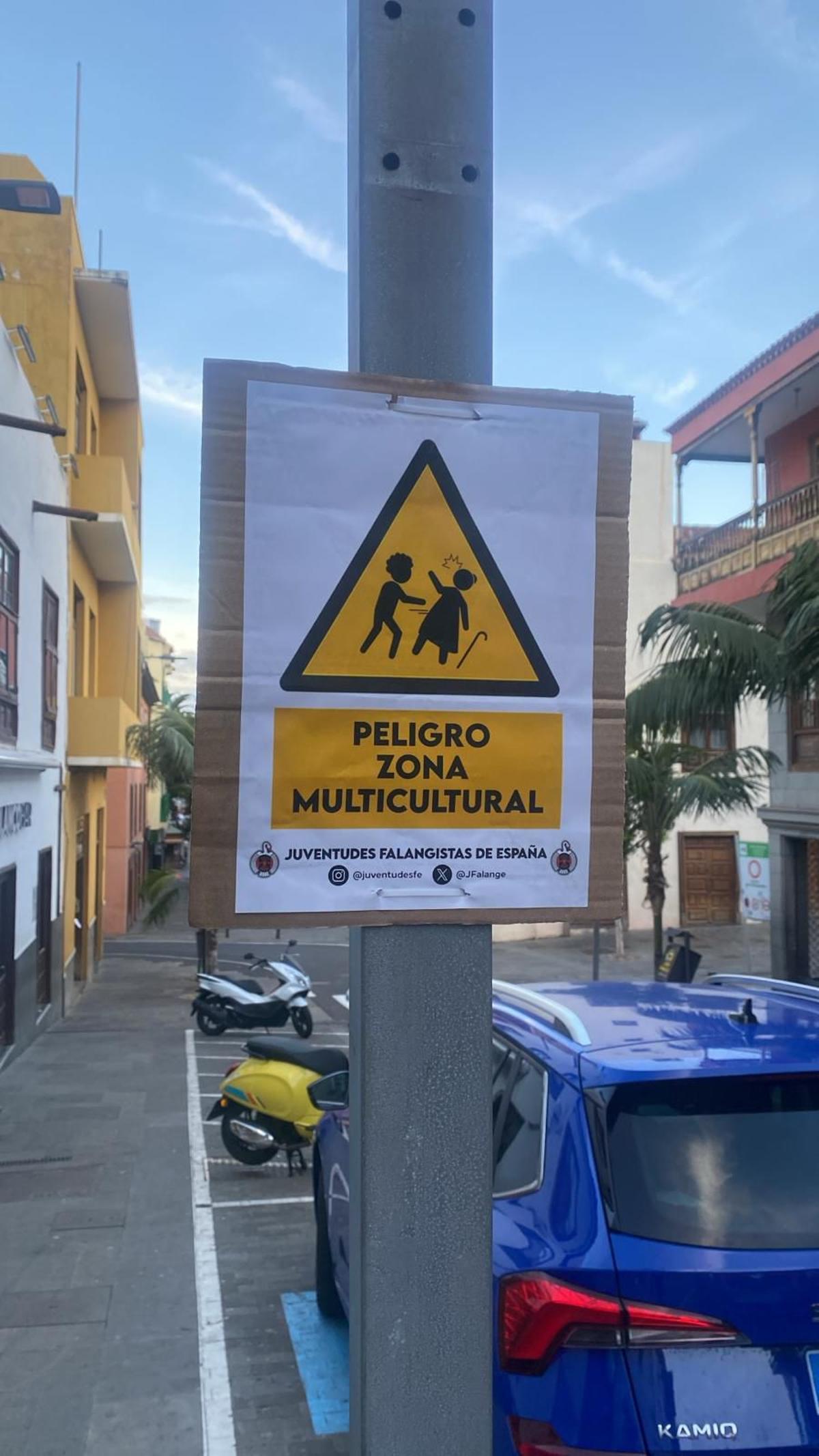 Imagen del cartel situado frente al centro de acogida.