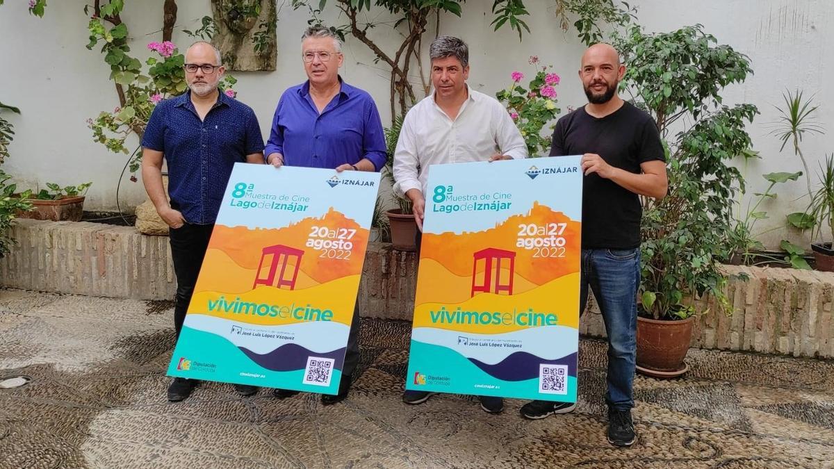 Autoridades presentan el cartel del festival de cine de Iznájar.
