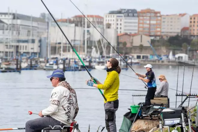 Competición de pesca en el dique de abrigo