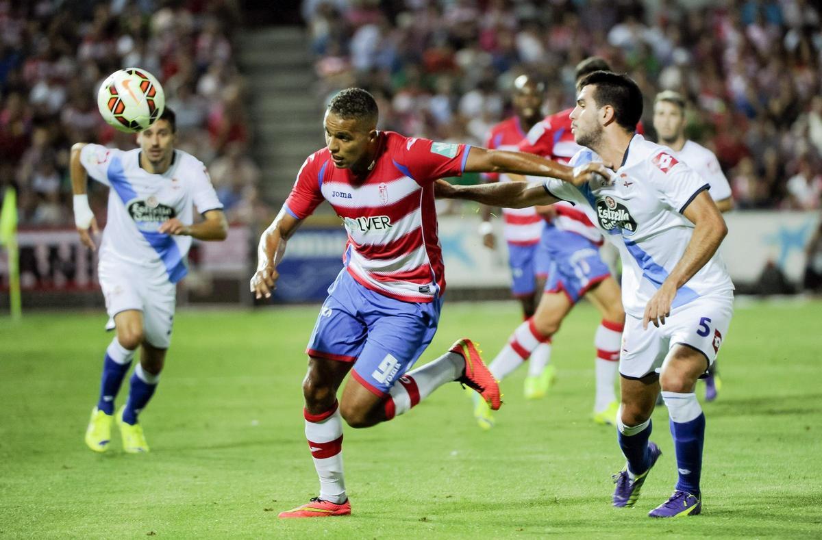 Pablo Insua pelea por un balón ante El-Arabi