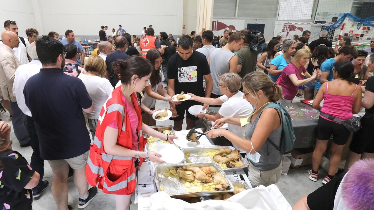 Aplauso espontáneo para los voluntarios que trabajan durante el fin de semana.