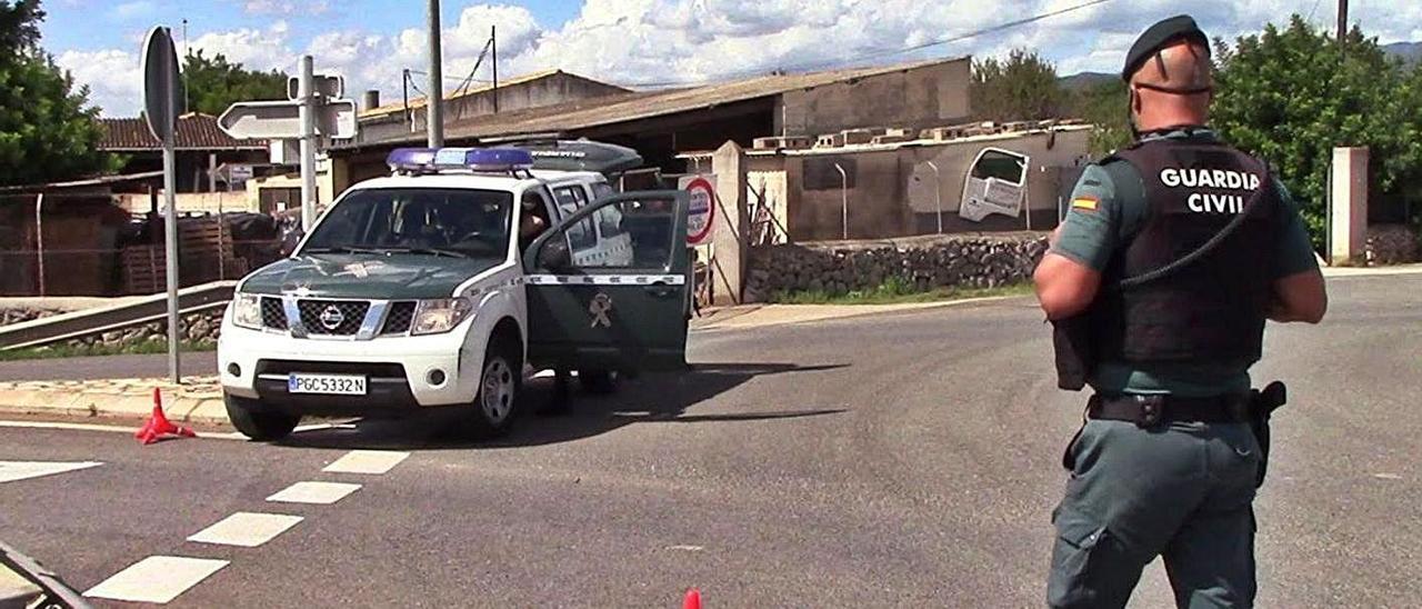 Agentes de la Guardia Civil durante una actuación en Mallorca.