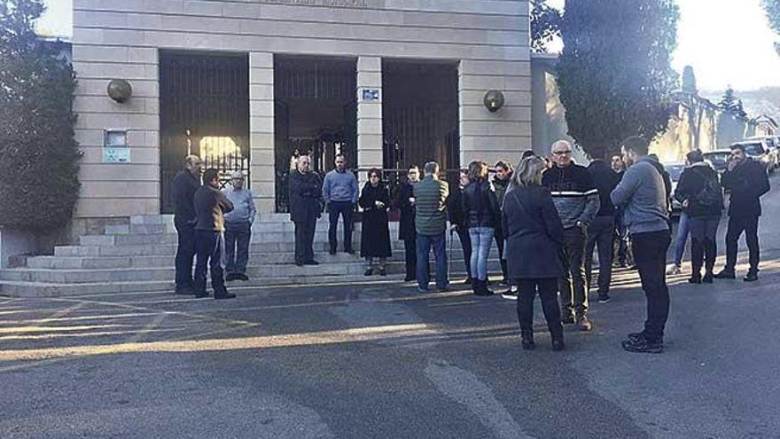 Familiares y allegados del difunto, obligados a esperar delante del cementerio.