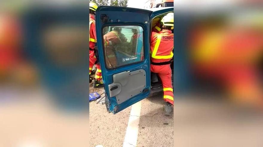 Rescatada una mujer tras caer con su furgoneta a la vía de servicio de la A-7