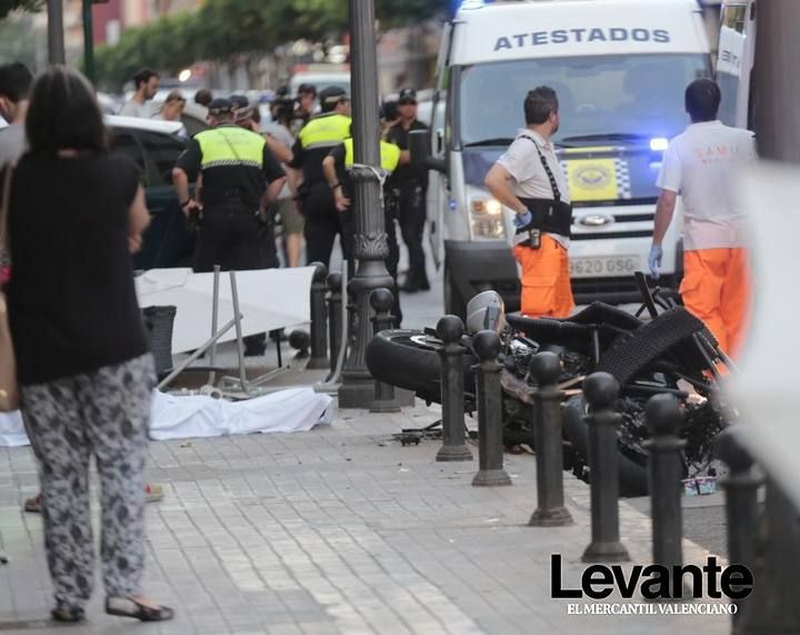Una fallecida y 16 heridos al estrellarse una moto contra una terraza en Benicalap