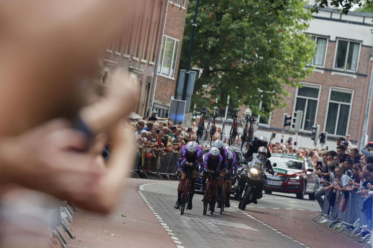 UTRECHT (PAÍSES BAJOS), 19/08/2022.- El equipo Burgos-BH, este viernes en la ciudad de Utrecht (Países Bajos), en la que da comienzo la Vuelta a España de ciclismo 2022. EFE/ Javier Lizón