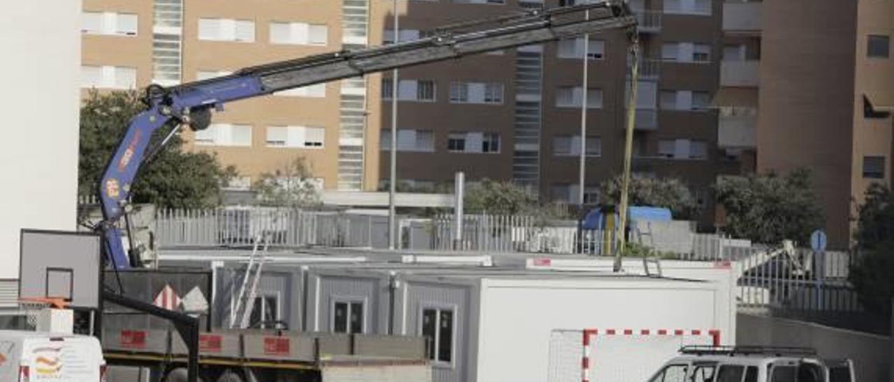 Baracones instalados este curso en el colegio La Almadraba, en la Playa de San Juan de Alicante.