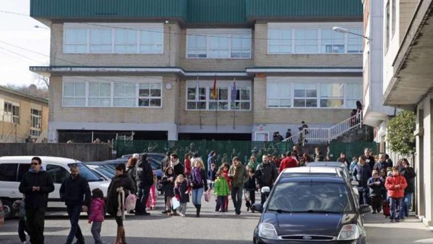 Imagen de archivo de padres y escolares, en el horario de salida del colegio Pérez Viondi.  // Bernabé/Luismy