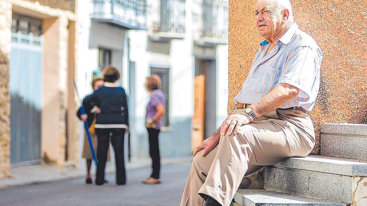 Vecinos de Confrides en una de las calles de la localidad.