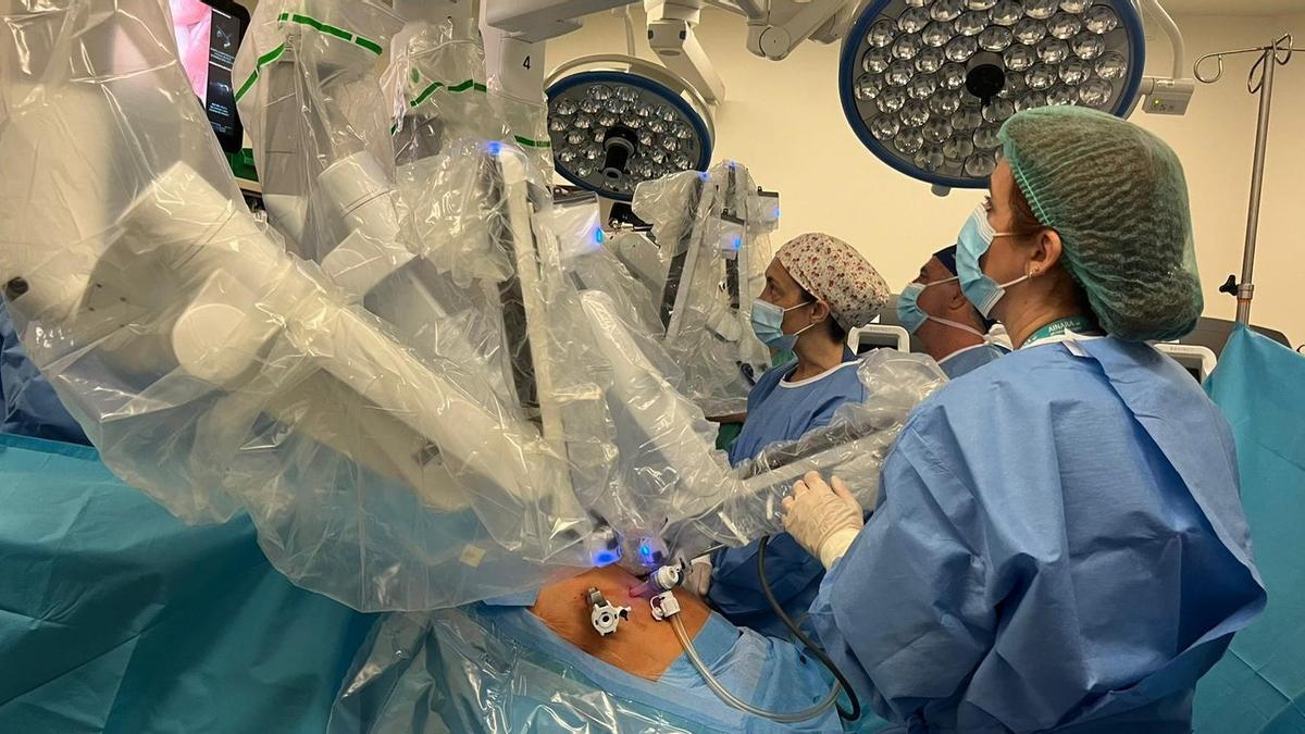 Intervención ginecológica con el robot Da Vinci en el HUCA