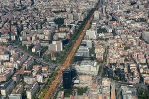 La ’V’ de la Via Catalana, al seu pas per l’avinguda Diagonal, amb cartells amb les cares de líders polítics internacionals.