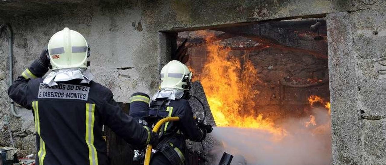 Bomberos y Emerxencias actuaron en el incendio que arrasó una casa de Castro en 2015. // Bernabé / J. Lalín