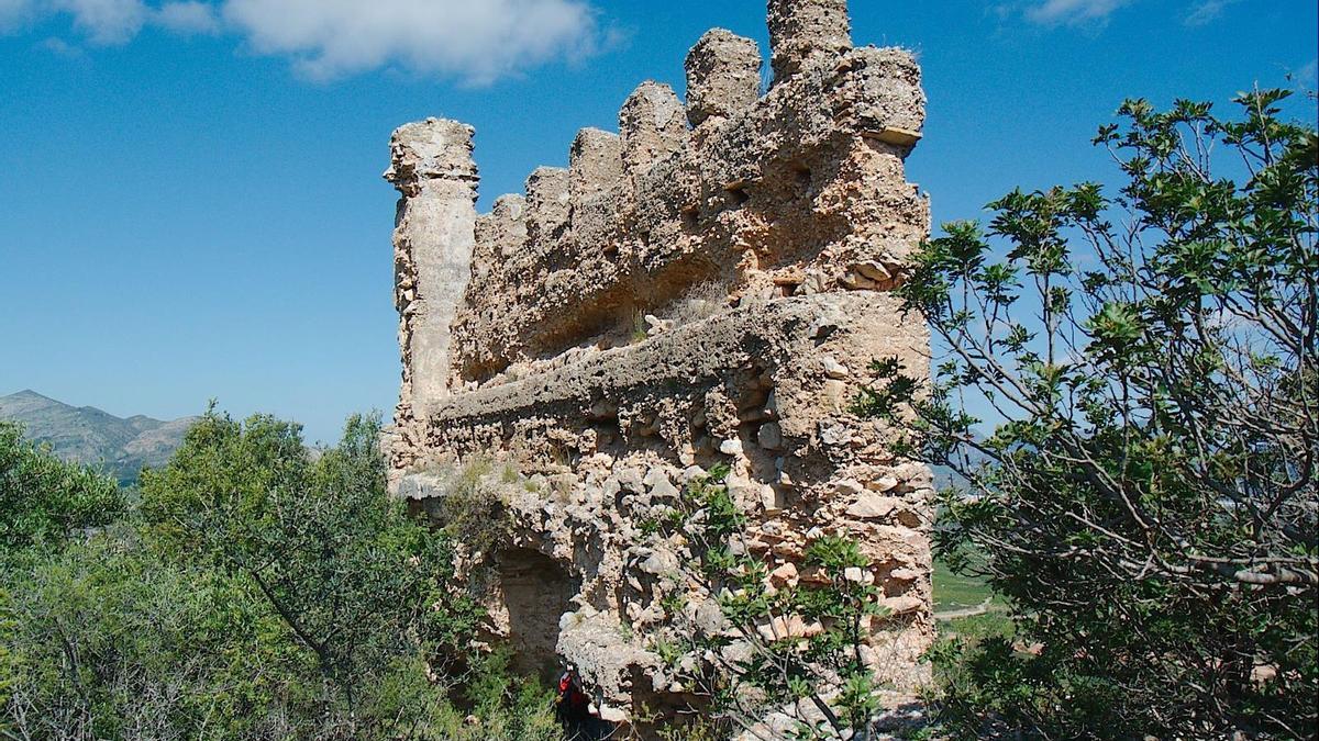 Uno de los lienzos de muralla del castillo de Villalonga