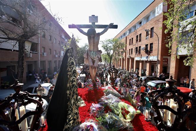 El Cristo de la Piedad bendice al barrio de Las Palmeras