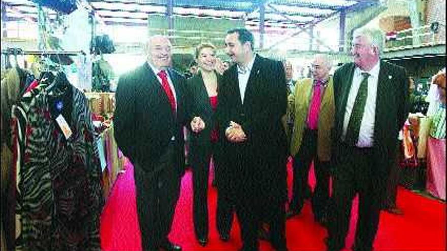 Francisco Menéndez, Ana Concejo, Julio González Fernández y Salvador Fernández, alcalde de Gozón, ayer durante la apertura del certamen.