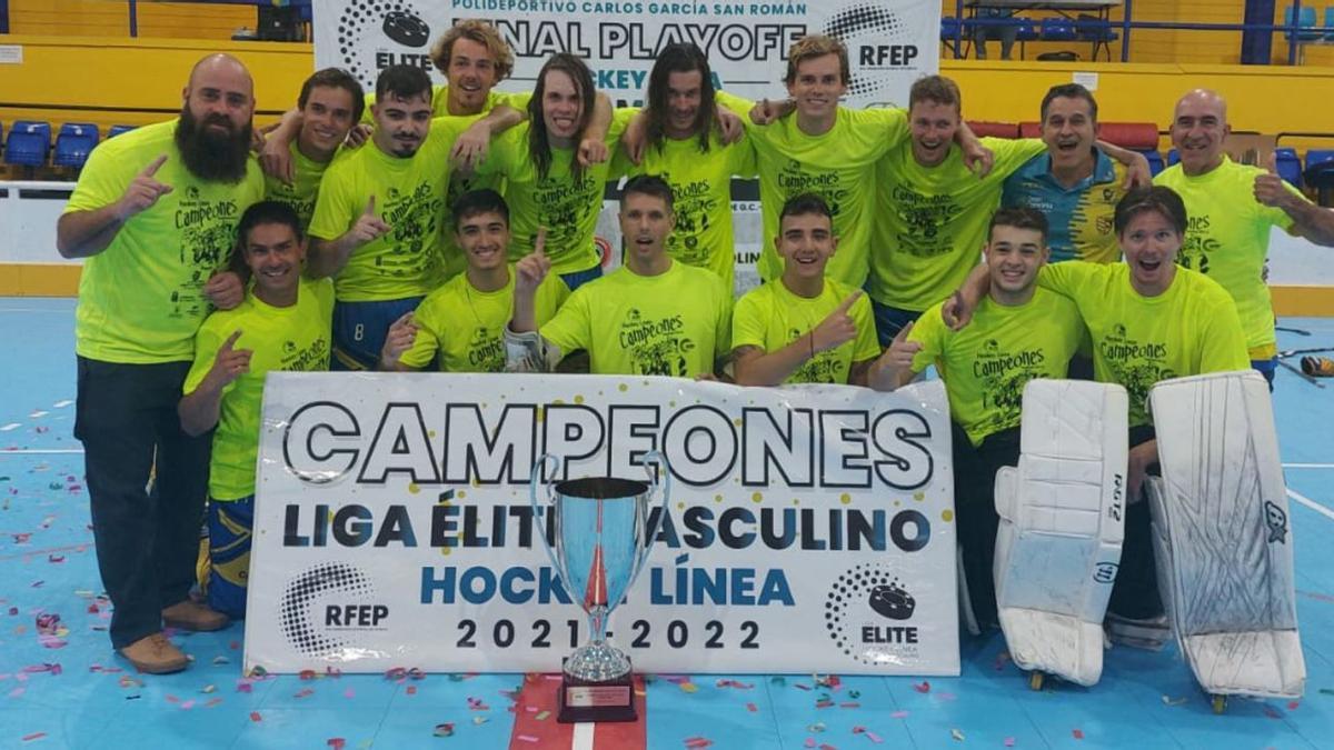 El Molina Sport, campeón de la Liga Élite -el segundo título liguero de su historia-, celebra sobre el parquet del García San Román su conquista. | | MOLINA