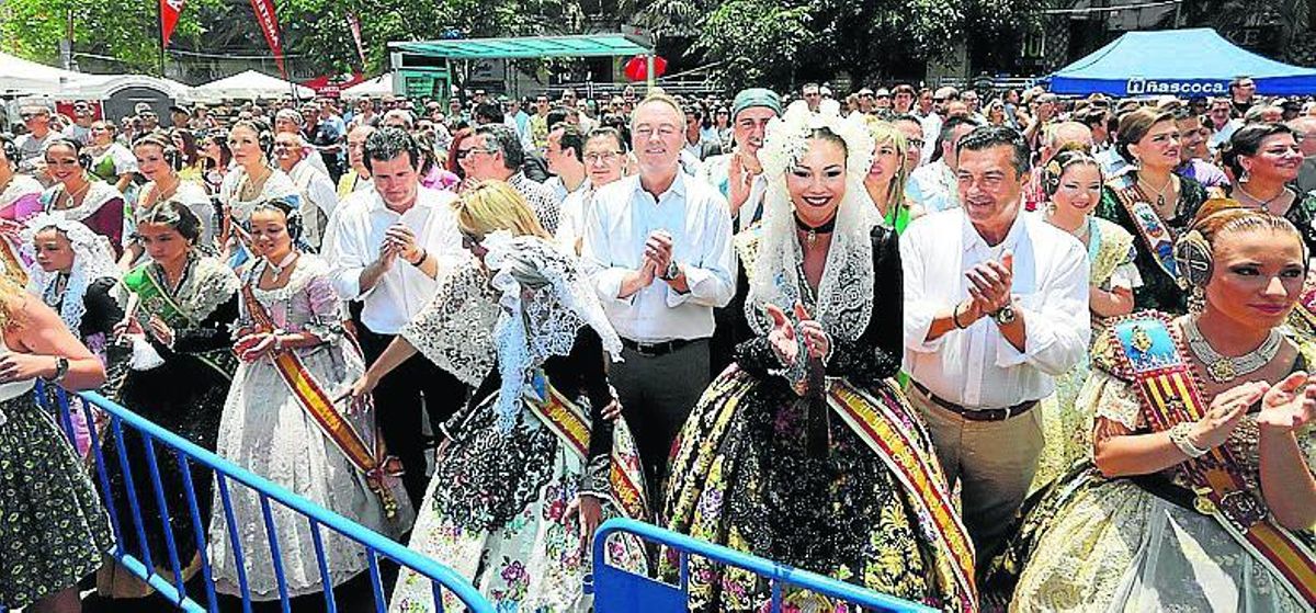 Dos instantes de la mascletà de ayer en Luceros.