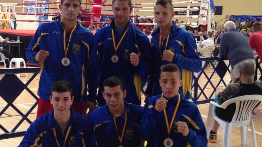 Los medallistas asturianos posan juntos al término del campeonato.