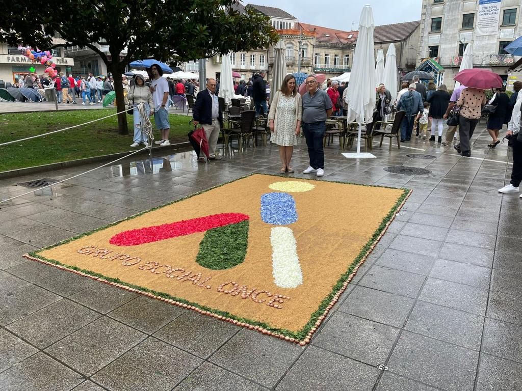 Homenaje de la asociación de alfombristas del Corpus Cristi de Ponteareas al grupo ONCE.