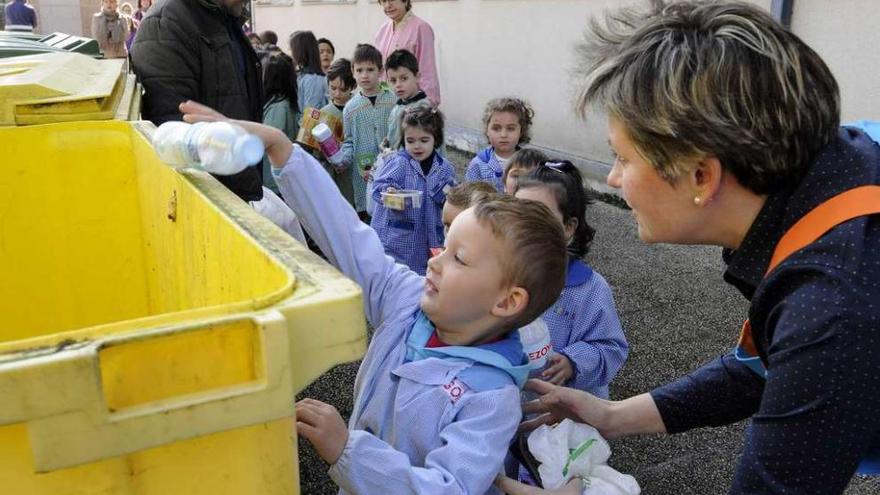 Prácticas para una correcta separación de residuos en el colegio público de Agolada. // Bernabé/Javier Lalín