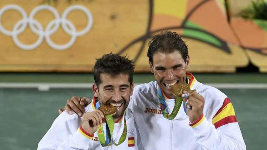 Marc y Nadal &quot;mordisquean&quot; sus medallas. // Toby Melville