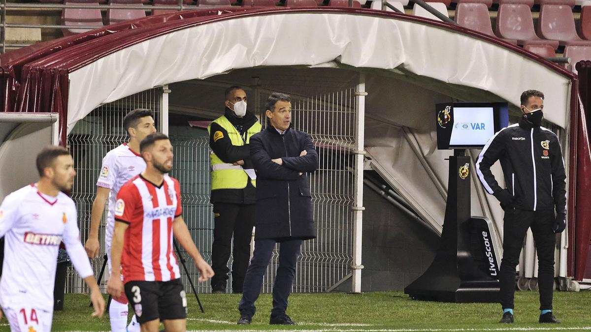 Luis García, de brazos cruzados, observa el encuentro desde la zonatécnica de Las Gaunas.