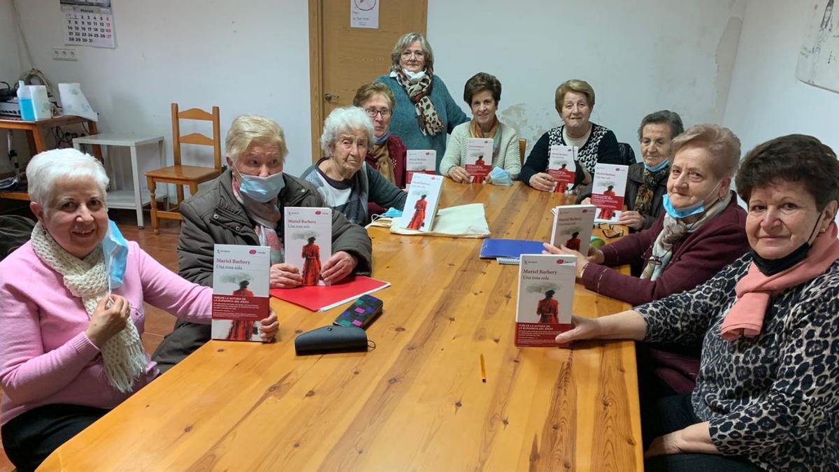 Las alumnas de la escuela de adultos de Almonacid de la Cuba muestran la novela ‘Una rosa sola’. | SERVICIO ESPECIAL