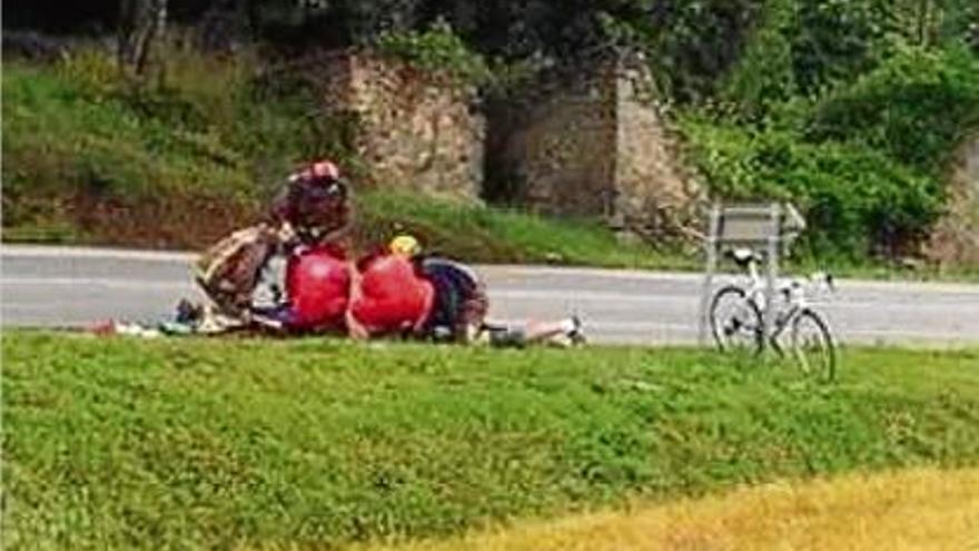 Els metges de l&#039;helicòpter atenen el ciclista, estirat a la carretera.