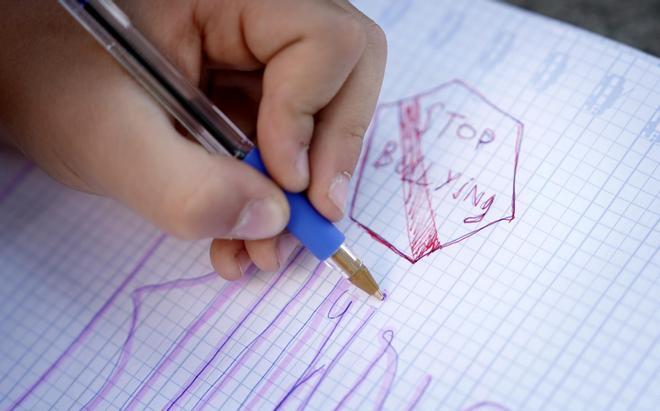 El error que muchas familias cometen al empezar el curso y que puede favorecer el bullying: "No te metas en líos"