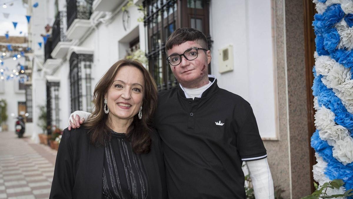 Adrián Soto Cortés, con su madre Virginia, tras la primera dosis con el nuevo fármaco Vyjuvek