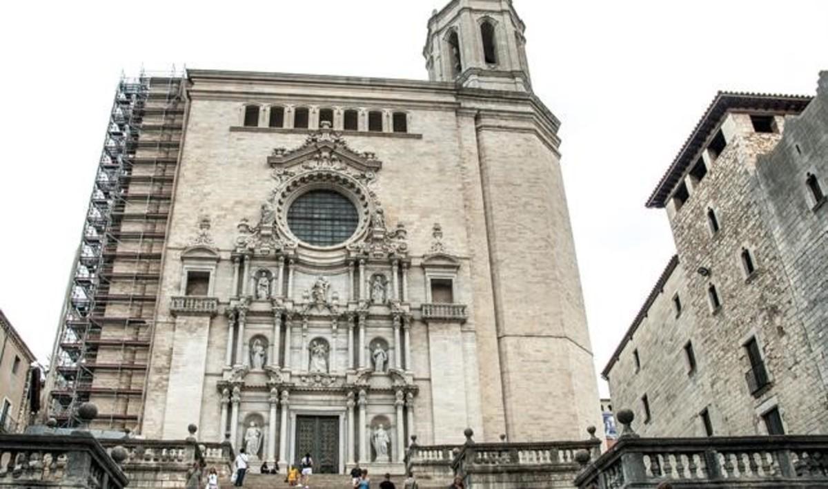 La plaza de la catedral de Girona, donde se halla la Casa Pastors.