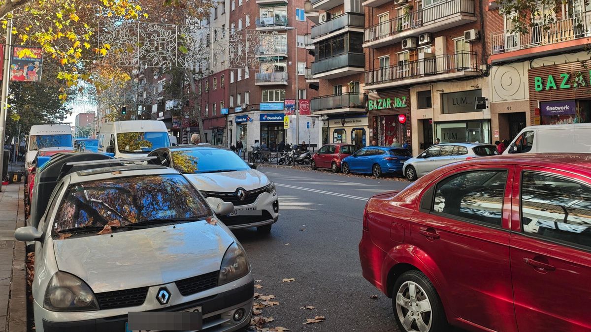 Coches mal estacionados en una calle del barrio de Comillas (Carabanchel).