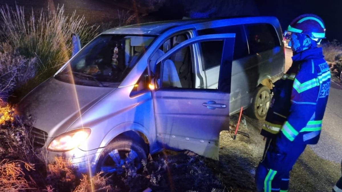 Los bomberos, junto a uno de los vehículos siniestrados en Pobladura del Valle