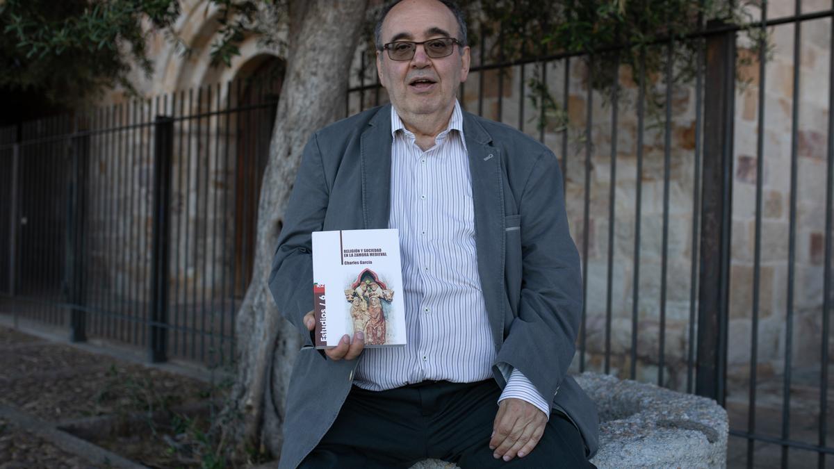 Charles García con su último libro publicado por el IEZ Florián de Ocampo