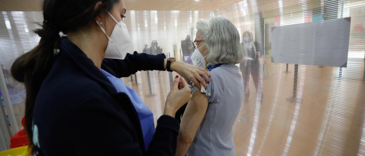 Campaña de vacunación masiva en el centro comercial Parque Astur