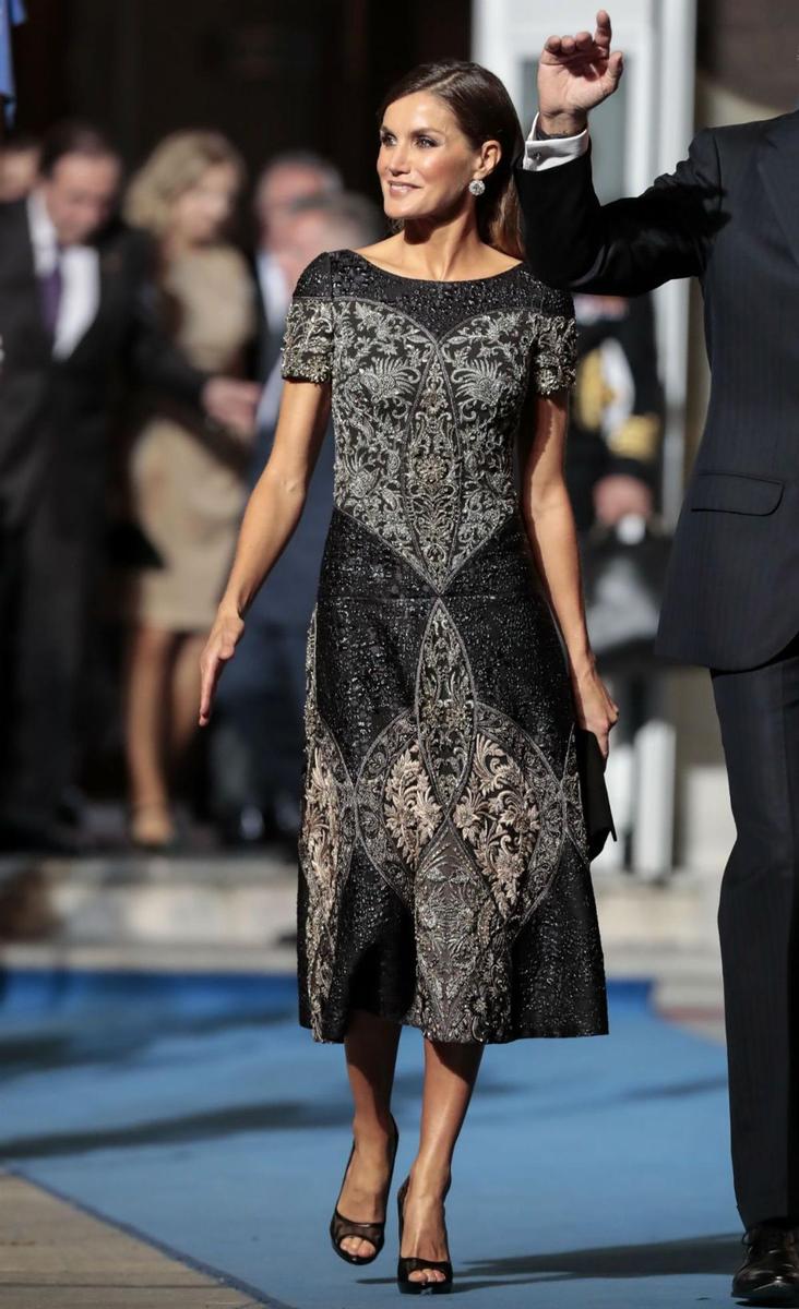 La Reina Letizia con vestido azul con brocados de Felipe Varela